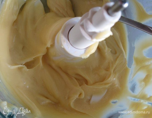 Добавляем яица, я смешивала в чаше комбайна на меделенной скорости, все тесто готово.