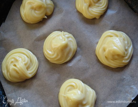 Отсаживаем булочки на противень застеленный пергаментной бумагой из кондитерского мешка, отправляем в разогретую духовку до 200 градусов на 35 минут.