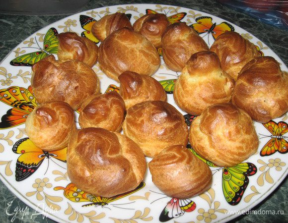 Достаем, когда остынут, срезаем верхушки и начиняем.