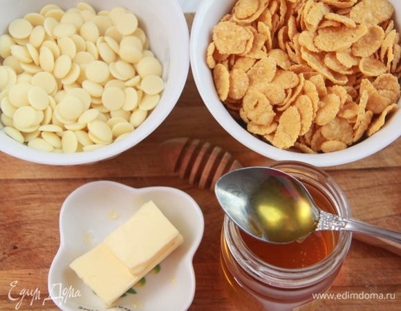 Хрустящая вставка. Растопить шоколад и масло (я делаю в микроволновой печи, импульсно, часто перемешивая), смешать с медом. Руками покрошить в эту смесь кукурузные хлопья. Перемешать.