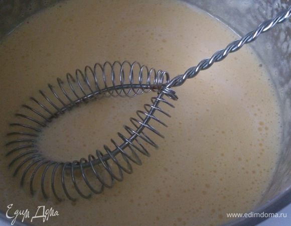 Яйца взбить с сахаром, влить сливки и поставить на медленный огонь. Постоянно помешивать.