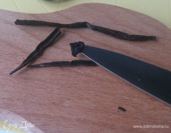 Добавить в кастрюлю семена ванили.