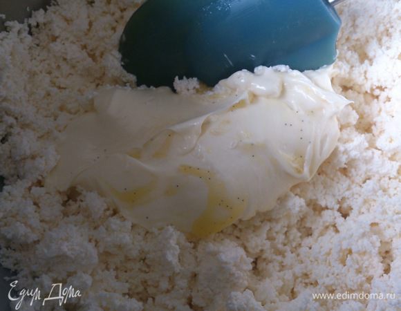 Творог растереть с размягченным маслом.