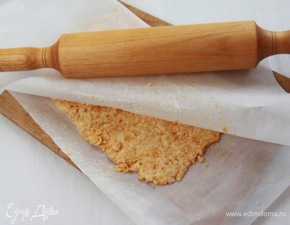 Смесь выложить на бумагу для выпечки, накрыть бумагой и прокатать скалкой в пласт 2-3 мм толщиной (раскатывать, ориентируясь на длину-ширину формы, в которой будете собирать торт). Убрать в холодильник до полного застывания.