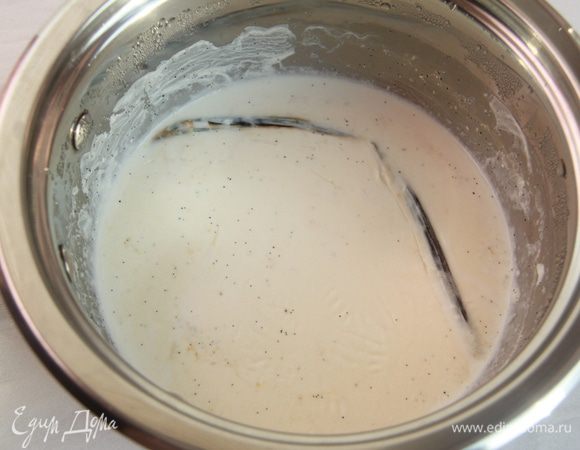 Крем-брюле. В кастрюлю налить молоко, сливки, положить стручок ванили вместе с семенами и довести до кипения. Накрыть крышкой и оставить час настаиваться.

