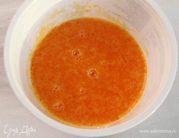 Соединить сахар и яичные желтки, перемешать до гладкости.

