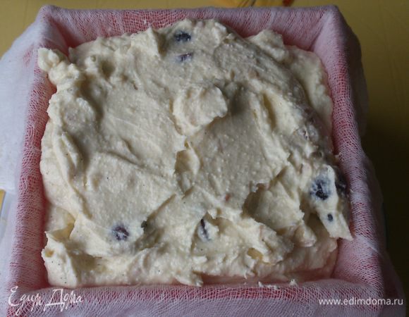 Форму для пасхи выстелить влажной марлей. Выложить творожную массу, прикрыть марлей и поставить сверху гнет. Выдержать в холодильнике желательно в течении суток.