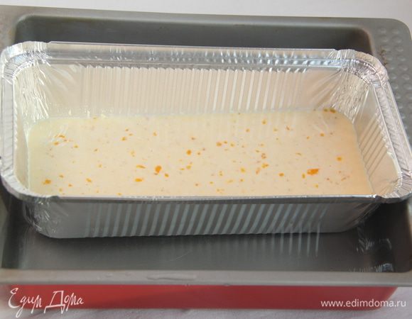 Разогреть духовку до 150*С.
Из молочной смеси достать стручок ванили, затем тоненькой струйкой влить в желтки, постоянно помешивая. Вылить смесь в форму для выпечки. Форму поставить на противень с водой (воды на 2/3 высоты формы).