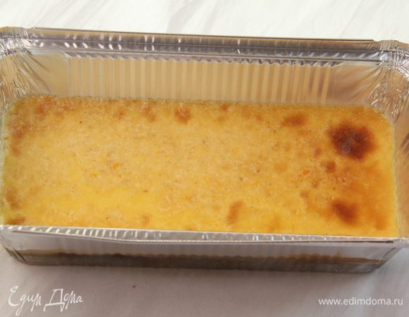 Выпекать 1 час. Крем-брюле зарумянится и будет желеобразного состояния в центре. Остудить и убрать в морозилку.