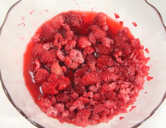 Малиновое пюре. Малину пюрировать, протереть сквозь сито, 