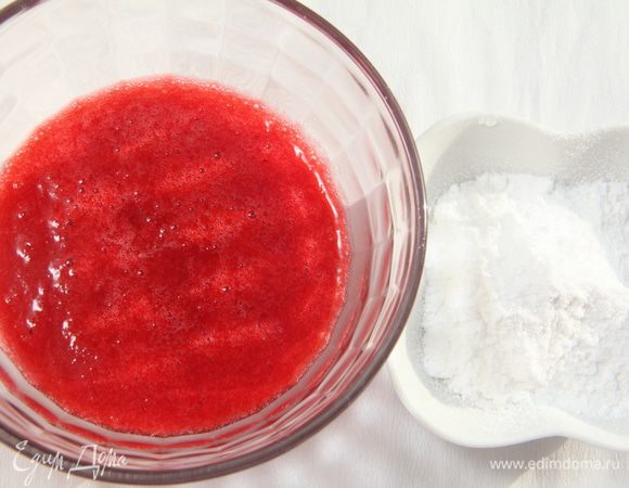 Смешать с сахарной пудрой и убрать в холодильник.