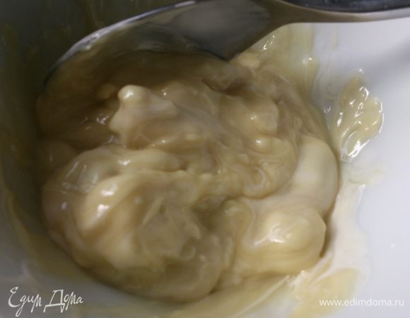 Шоколад поломать на кусочки , полить горячими сливками, оставить на 2-3 минуты и затем хорошо размешать. 