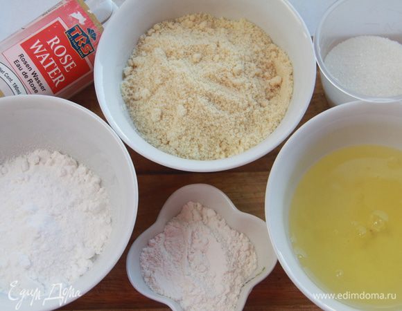 Бисквит "Дакуаз". Разогреть духовку до 180*С. Просеять миндальную муку, сахарную пудру и пшеничную муку. Приготовить остальные ингредиенты для бисквита.
