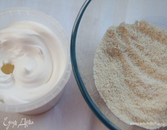 Взбить белки до легкой пены, затем постепенно добавить сахар. Взбивать до жестких пик. Переложить белки в миндальную смесь, добавить розовую воду и аккуратно перемешать лопаткой методом складывания. 