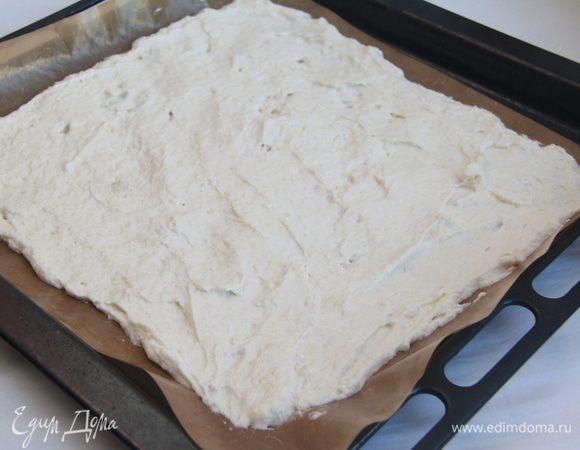Выложить тесто на противень на антипригарный лист (толщина теста должна быть около 5 мм-7 мм). Выпекать в разогретой духовке 12-15 минут, до легкого золотистого оттенка.
