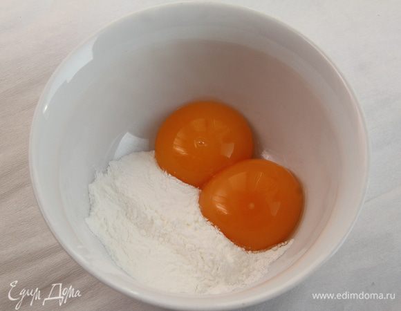 Мусс из личи. Смешать яичные желтки с кукурузным крахмалом. 

