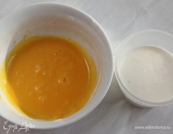 В небольшой кастрюле нагреть сливки и влить небольшое количество в желтки, при этом хорошо перемешивая. Вылить полученную смесь обратно в кастрюлю и поставить на огонь, очень быстро мешая венчиком, пока смесь не загустеет. Дать остыть до комнатной температуры.

