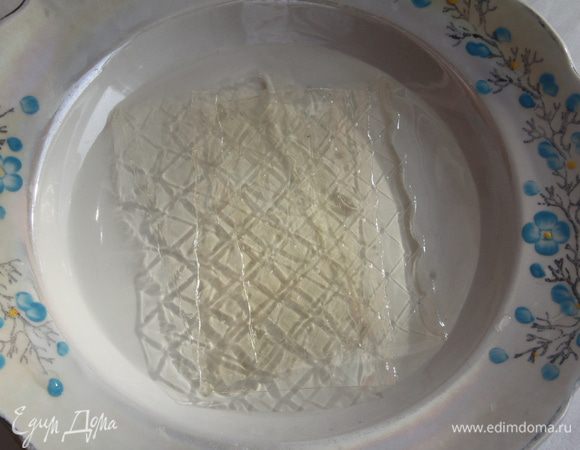 Пластины желатина замочить в холодной воде на 5-7 минут. Вынуть желатин из воды, слегка отжать и нагреть в микроволновке до растворения (недолго!)