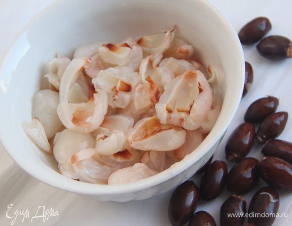 Личи очистить от кожицы и удалить косточку.
На вкус мякоть личи...свежая, сочная, с нежным вкусом лепестков роз)))