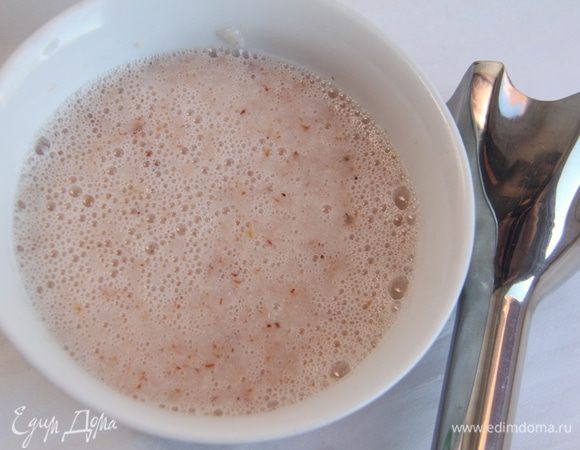 Личи пюрировать с помощью блендера.