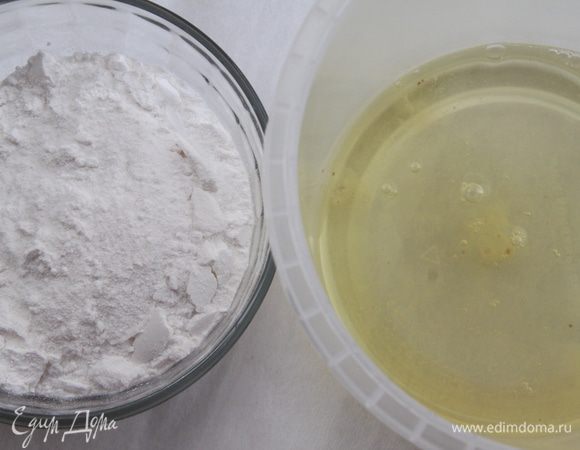 Белки слегка взбить, постепенно добавить сахарную пудру, продолжать взбивать до твёрдых пик.