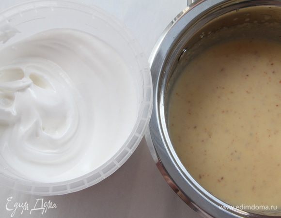 Объединить взбитые белки и смесь и пюре из личи. Аккуратно, но тщательно перемешать.