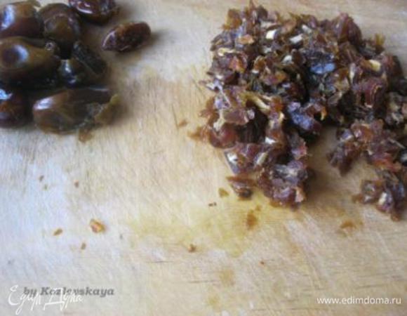 Финики вымыть, очистить от кожицы, мелко нарезать.