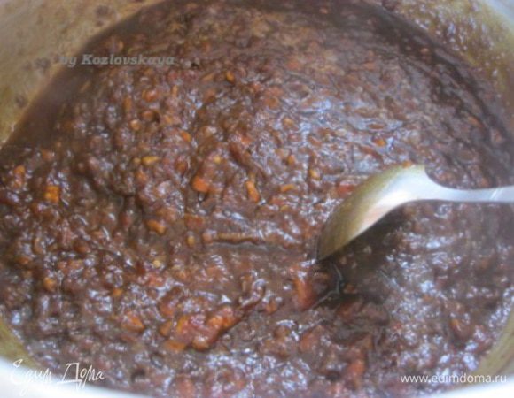 Вскипятить воду, добавить соду (1 ч.л) , кофе.
Всыпать нарезанные финики, кипятить пару минут, помешивая.