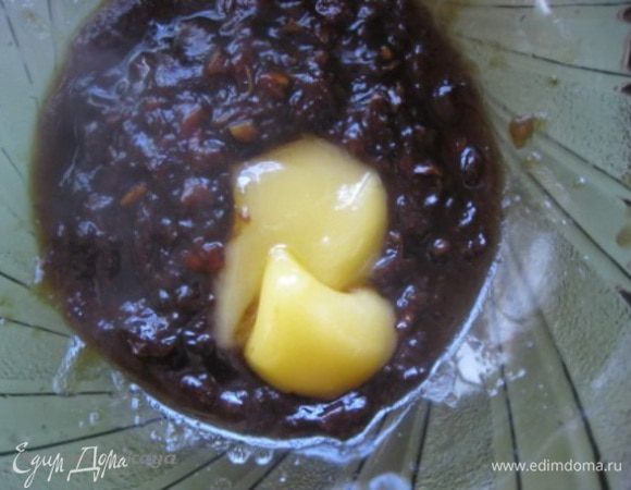 В миску вылить горячую финиковую массу, добавить мед, перемешать. Дать немного остыть.