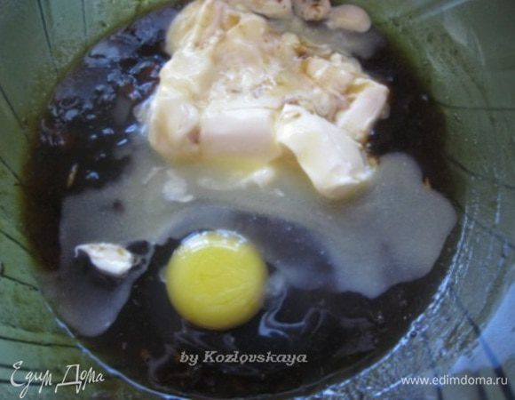 Добавить сахар, сливочное масло, яйцо, соль.
Перемешать.