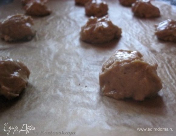 Добавить муку, соду (0.5 ч.л.). Замесить тесто. Тесто будет густым. как сметана.
Отправить в холодильник на 30 минут.
(первую партию я пекла после получаса, как в рецепте, а вторую на следующий день. Тесту это не повредило:) )
Сформировать шарики мокрыми руками, для удобства.
Выпекать 15-20 минут, при температуре 180-190 С.