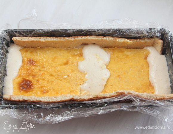 Выложить замороженный крем-брюле.