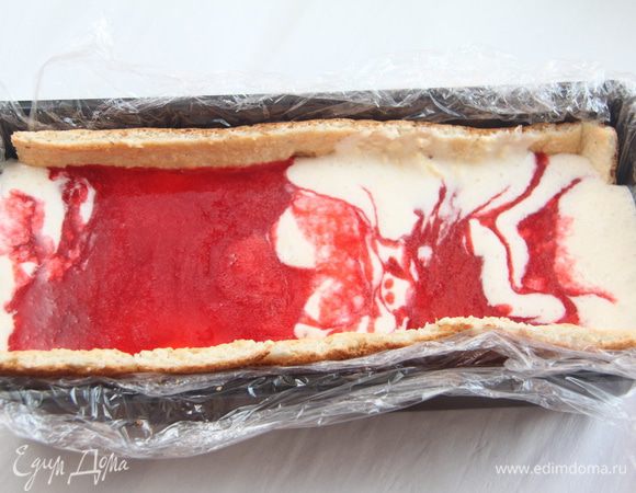 Выложить малиновое пюре (чтобы оно не растеклось, лучше его предварительно заморозить в форме прямоугольника). Сверху выложить оставшийся мусс из личи.