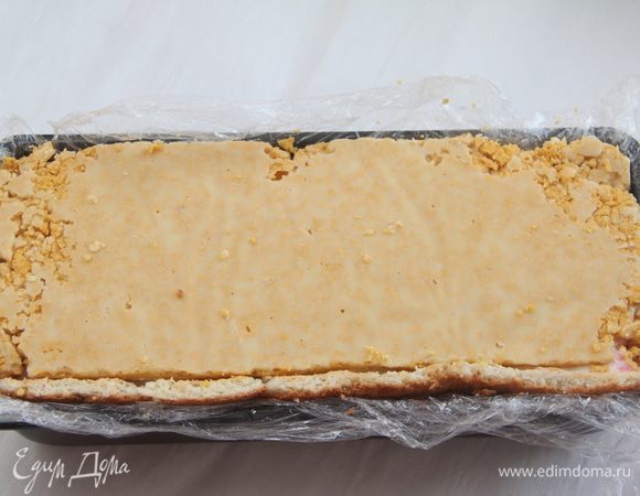 Сверху выложить хрустящую вставку из шоколада, вырезанную по размеру формы. Убрать торт в морозилку на пару часов.