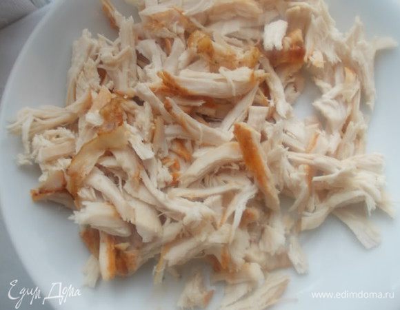 Грудку смазать паприкой и маслом,посолить и отправить запекаться на пол часа при 200С. Остудить и разобрать на кусочки,руками.