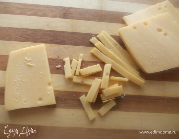Сыр порезать соломкой.