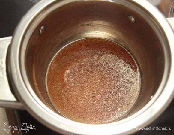 Высыпать сахар ровным слоем в кастрюлю с толстым дном и поставить на средний огонь. Сахар должен начать таять. Смесь не мешать!
