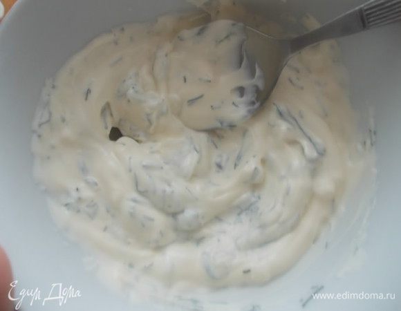 Чеснок измельчить,смешать с майонезом и порезанным укропом.