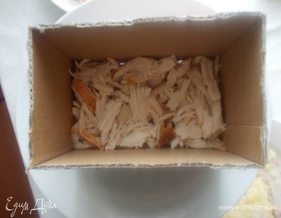 На плоской тарелке выкладываем наш салат. Первый слой куриный. Смазываем его майонезом с чесноком и укропом.