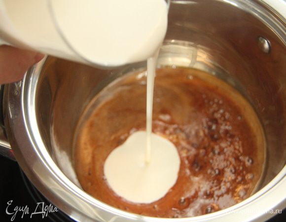 Когда сахар станет янтарного цвета аккуратно влить сливки, энергично размешивая, чтобы избежать комков. 
