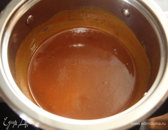 Когда разойдутся все комки карамели, влейте полученную жидкость в миску с поломанным шоколадом. Подождите с пол минуты и размешайте венчиком.
Дайте остыть до комнатной температуры.