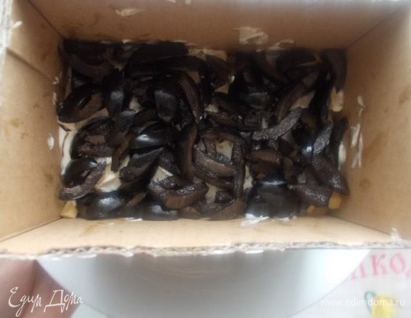 Затем порезанные оливки. Смазывать их не нужно. Затем снова укладываем слой курицы и слой сыра,промазывая их майонезом с чесноком и укропом.