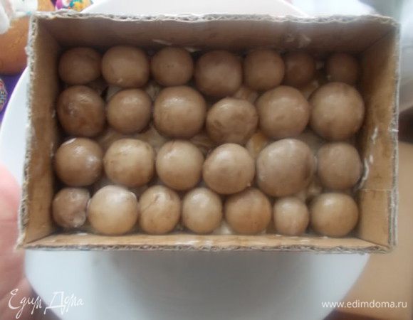 Последний слой делаем грибным. Форму аккуратно снимаем,или разрезаем ножом по углу.Салат готов!!!