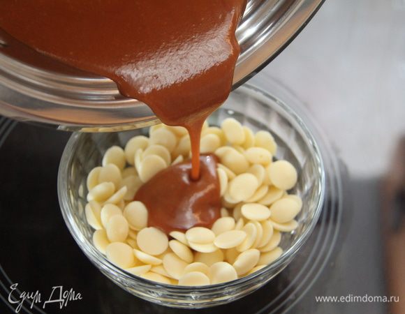 Влить карамель в миску с белым шоколадом. Немного подождать (20-30с) и размешать венчиком. 