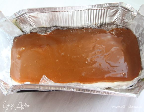 Нанести карамель поверх застывшего мусса.