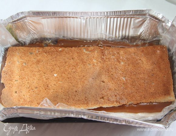 Сверху накрыть оставшейся полоской бисквита, слегка придавить. Убрать в морозилку.