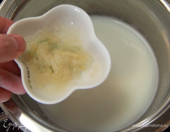 Довести молоко и глюкозу до кипения. Снять с огня. Добавить в горячее молоко желатин и размешать до полного его растворения.

