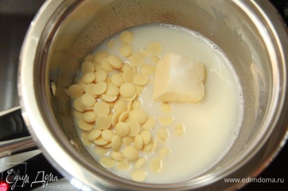 В молоко добавить шоколад и масло, размешать венчиком до гладкого, блестящего, однородного состояния.