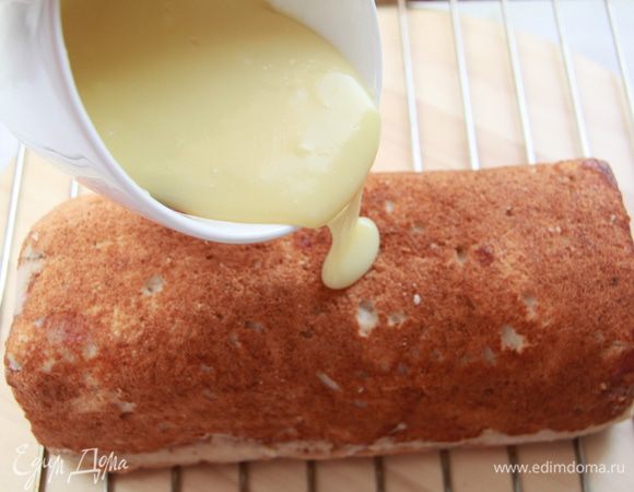 Торт вынуть из морозилки и поместить на решётку, полить сверху глазурью.