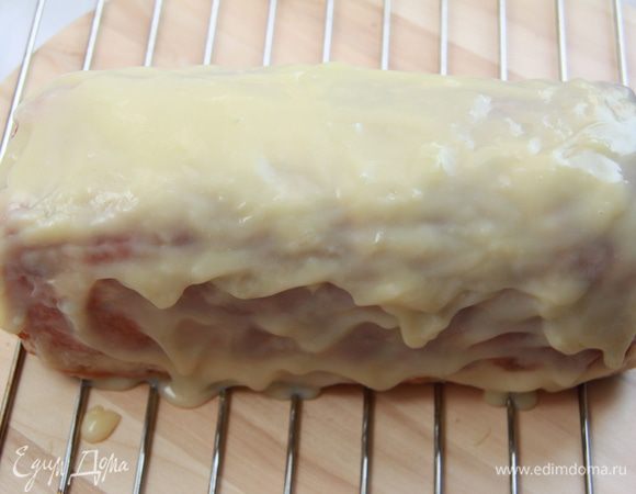 Дать глазури свободно стечь, минут через 15 убрать торт в холодильник на 1 час.